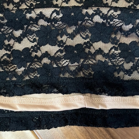 Forever 21. Size medium, black floral lace overlay on a tan coloured fabric. - Picture 5 of 5
